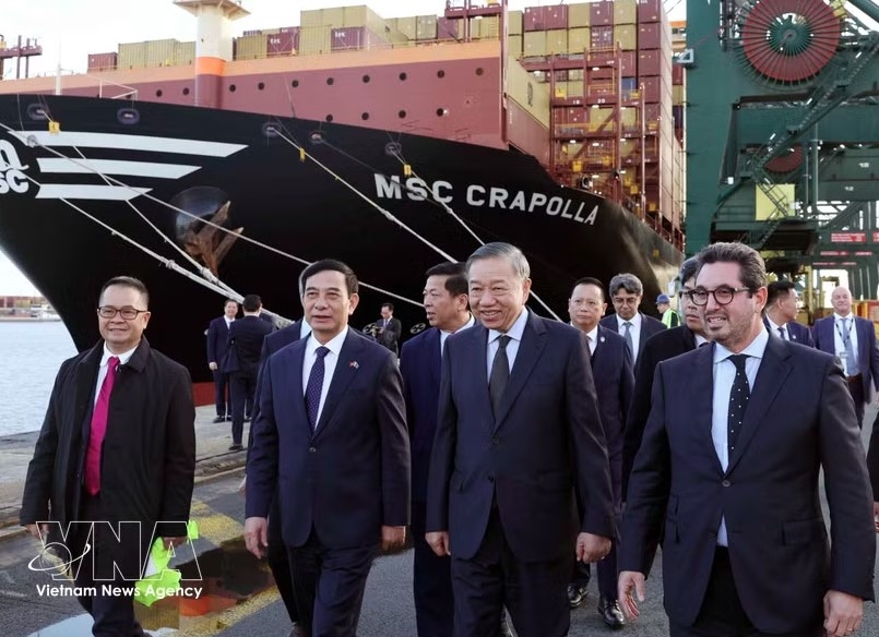 top leader visits port of antwerp-bruges in belgium picture 1