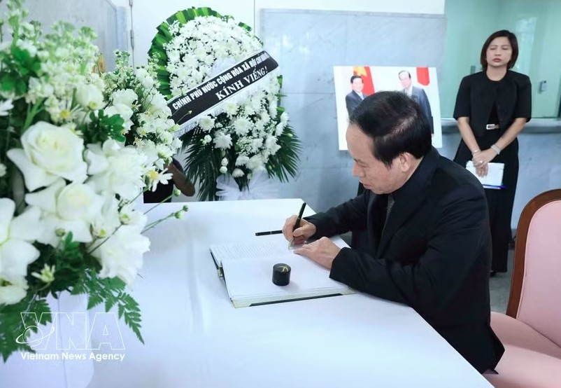 deputy pm pays tribute to former japanese pm fukuda yasuo picture 1