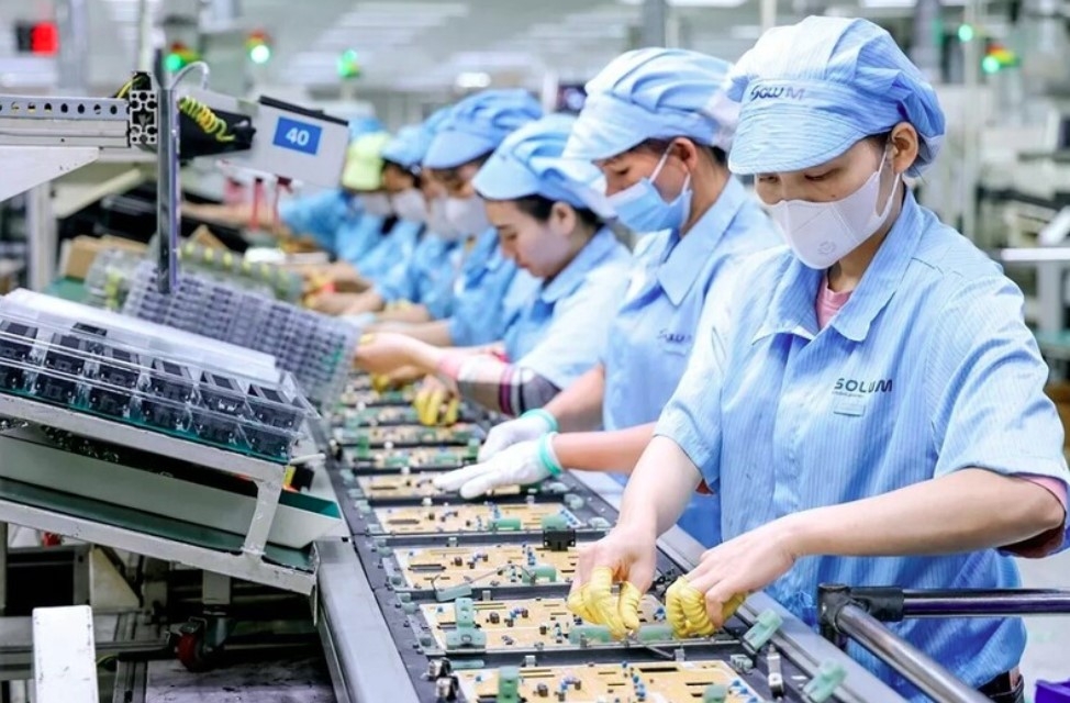 standard chartered projects vietnam growth to peak at 11 in 2027 picture 1