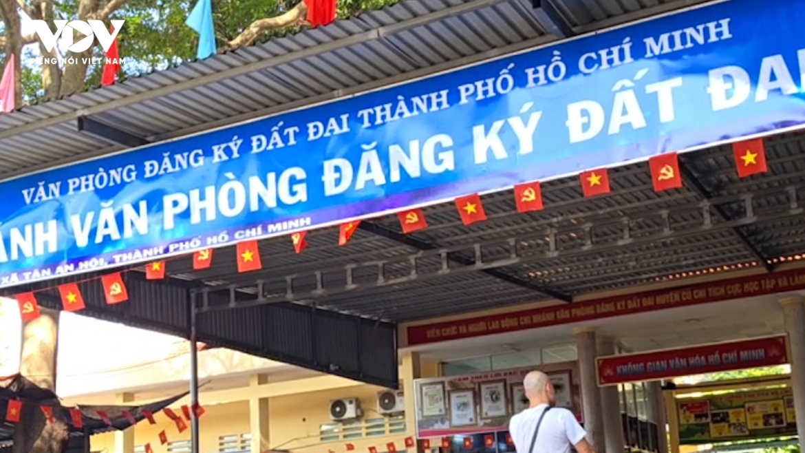 TP.HCM: "Cò dịch vụ" hét giá 45 triệu đồng làm sổ đỏ nhanh trong 3 ngày