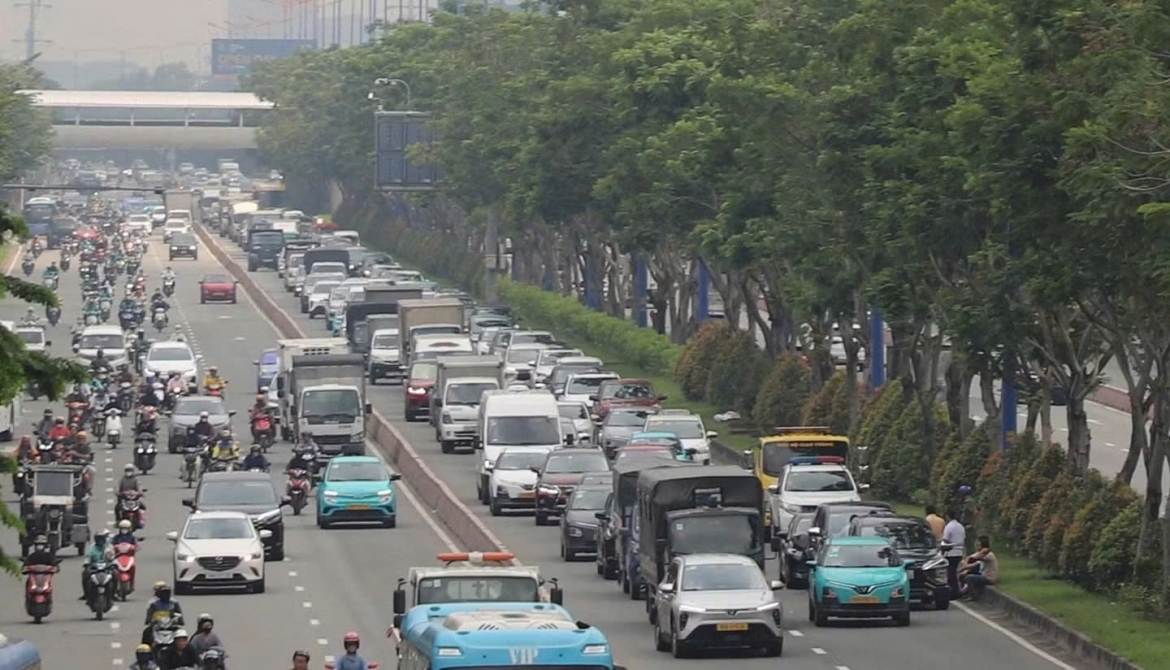 bon o to va cham lien hoan gan cau sai gon, un u gan 2km hinh anh 3