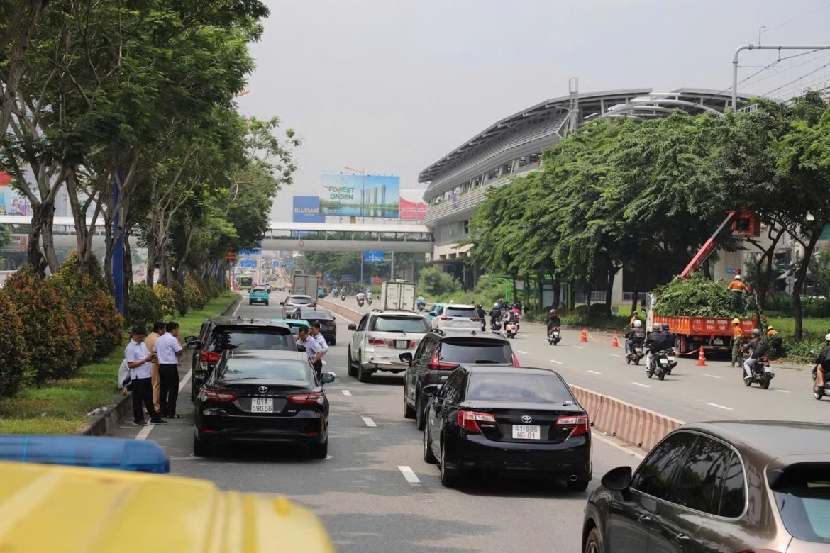 bon o to va cham lien hoan gan cau sai gon, un u gan 2km hinh anh 4