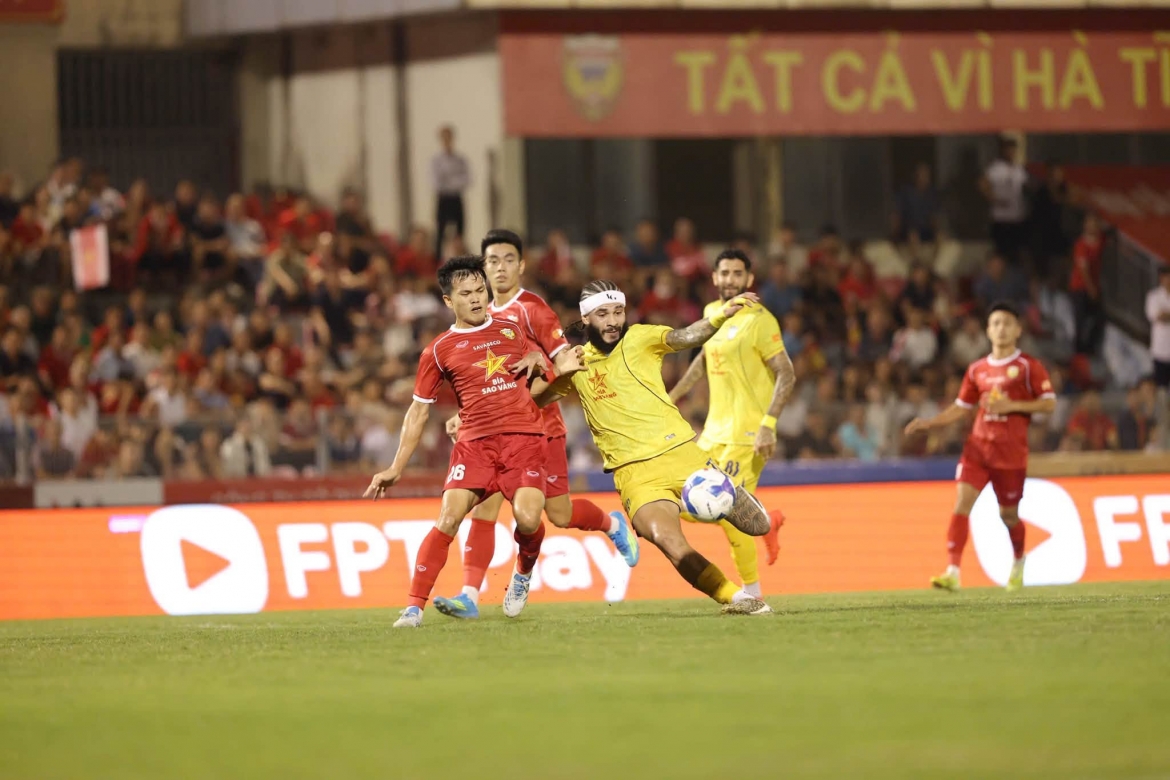 ket qua v-league hom nay 17 10 slna duy tri chuoi bat bai, hai phong fc thang dam hinh anh 1
