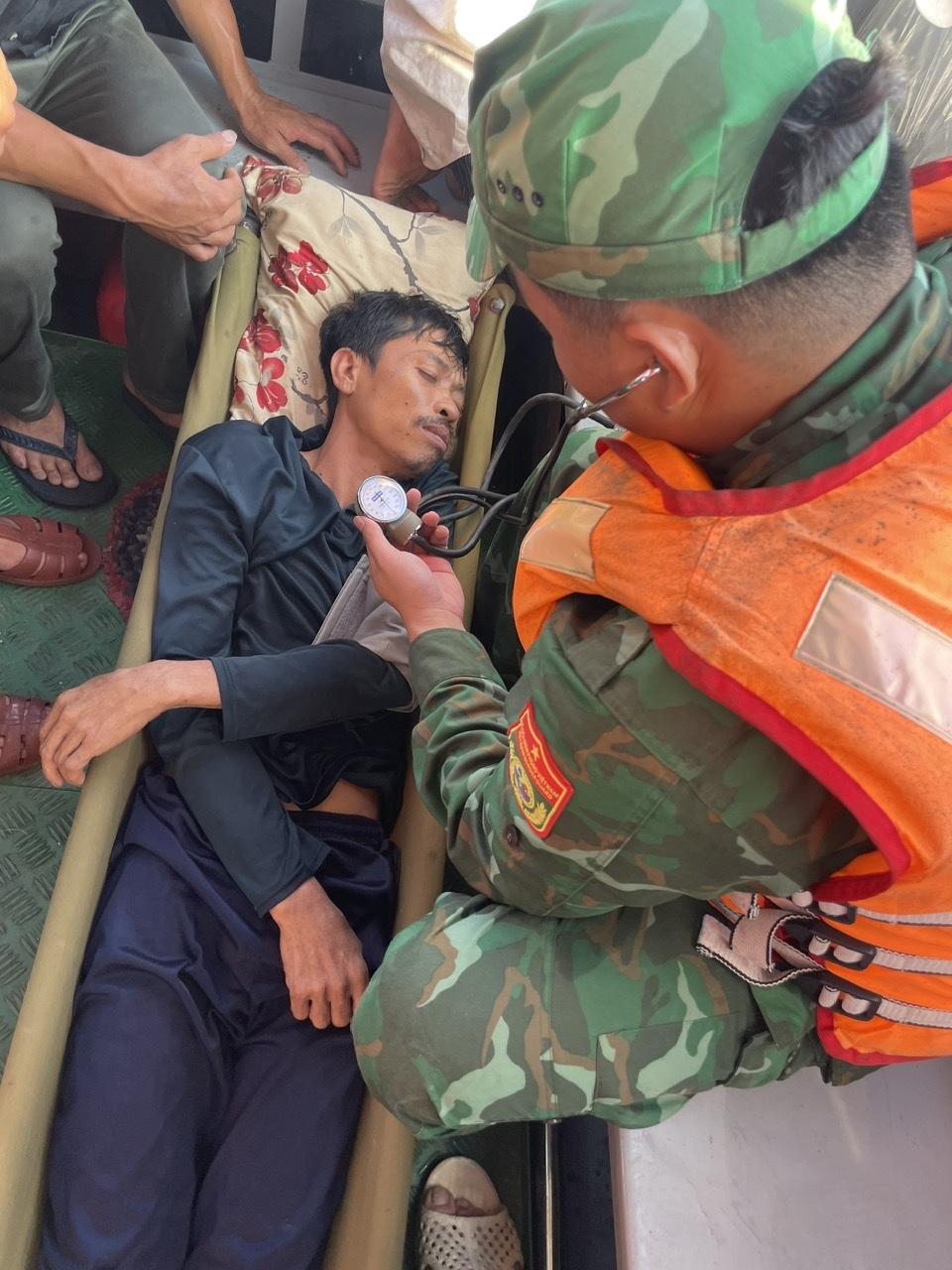 Dua thuyen vien bi nan tren bien vao dat lien hinh anh 2