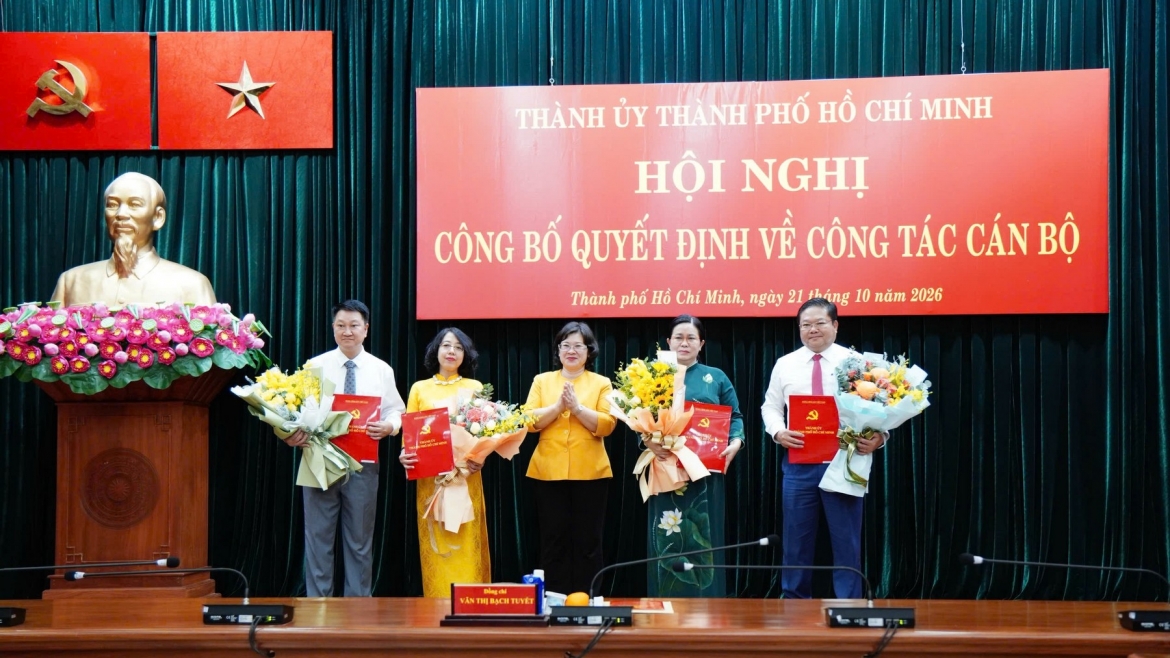 thanh uy tp.hcm dieu dong, chi dinh 4 can bo hinh anh 1