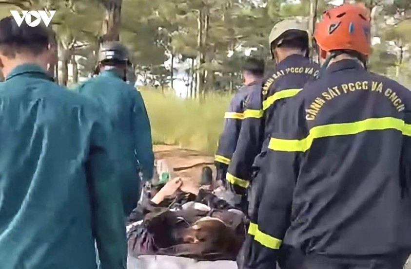 malaysian tourist rescued after falling into 10-meter hole in da lat picture 2