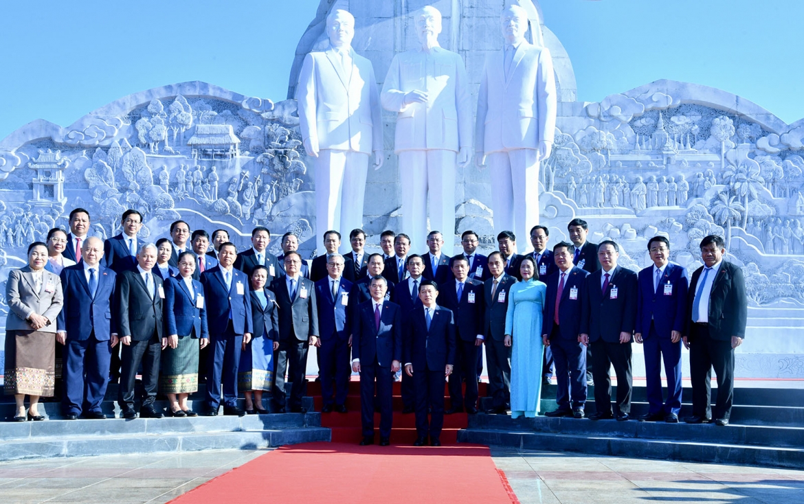 thu tuong le minh hung va thu tuong saleumxay kommasith dang hoa tri an lanh tu tien boi viet-lao hinh anh 2