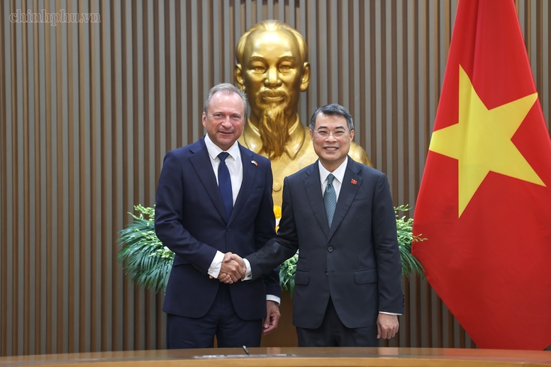 thu tuong le minh hung tiep bo truong tai chinh luxembourg gilles roth hinh anh 1
