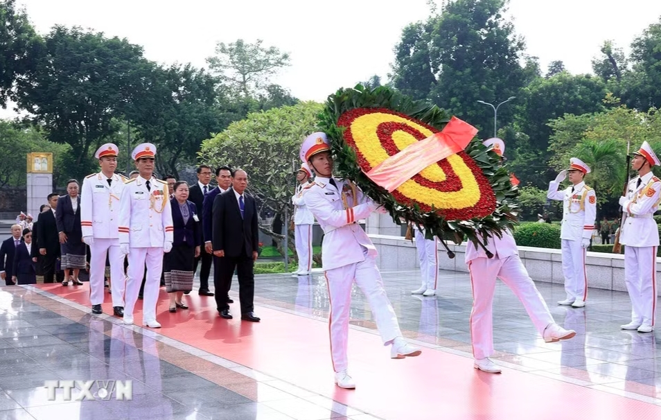 thuong truc ban bi thu lao vao lang vieng chu tich ho chi minh hinh anh 5