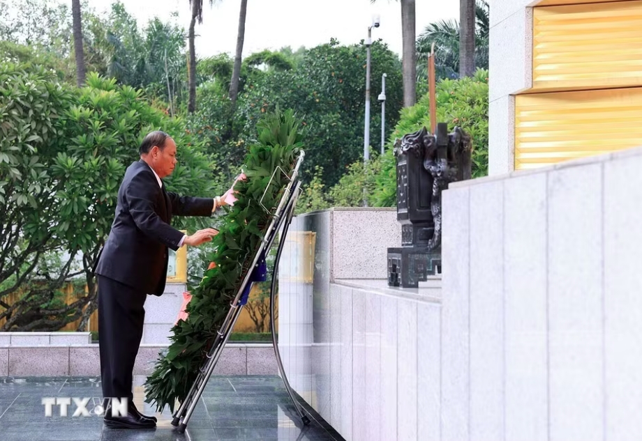 thuong truc ban bi thu lao vao lang vieng chu tich ho chi minh hinh anh 6