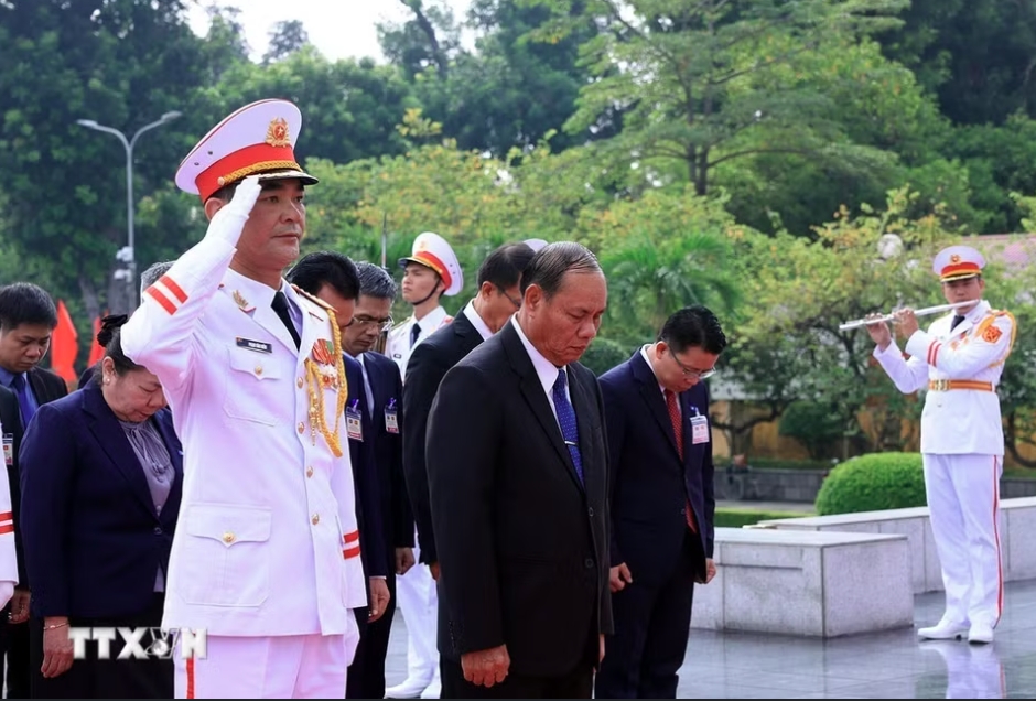 thuong truc ban bi thu lao vao lang vieng chu tich ho chi minh hinh anh 7