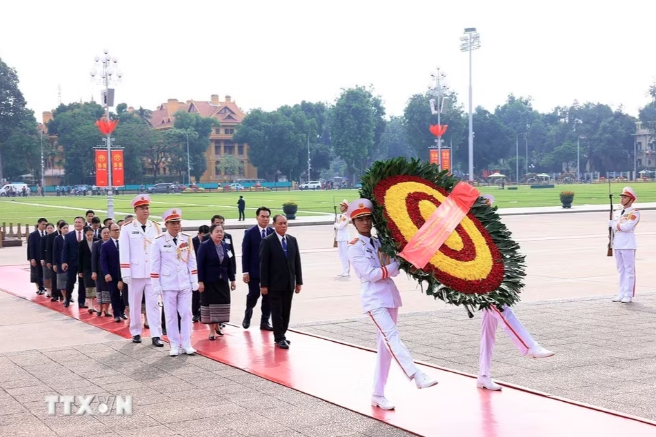 thuong truc ban bi thu lao vao lang vieng chu tich ho chi minh hinh anh 1