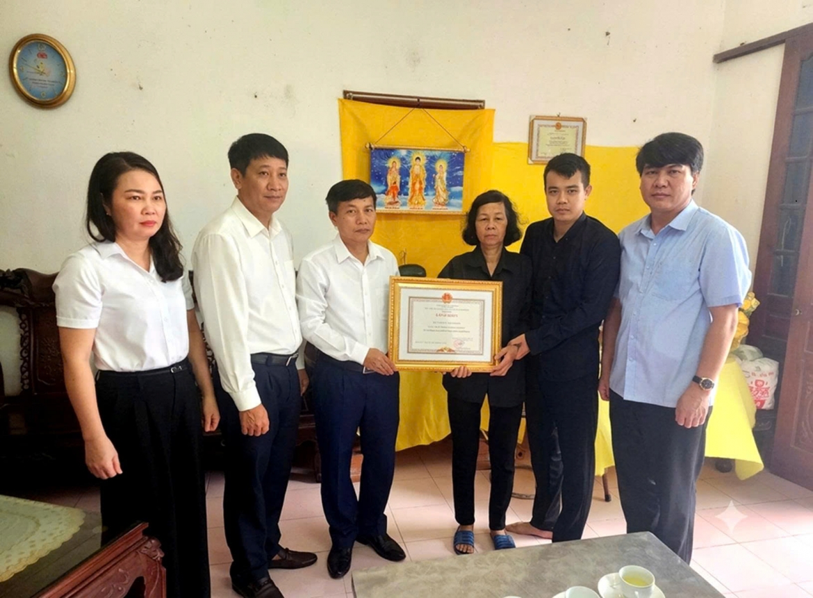 chu tich tinh ninh binh truy tang bang khen cho nguoi dan ong cuu hai chau nho hinh anh 1