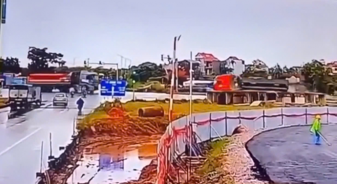 Xe đầu kéo lao qua dải phân cách tông trực diện xe đối diện
