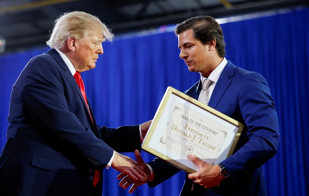 Ong trump duoc trao danh hieu nguoi dan ong cua the ky hinh anh 1