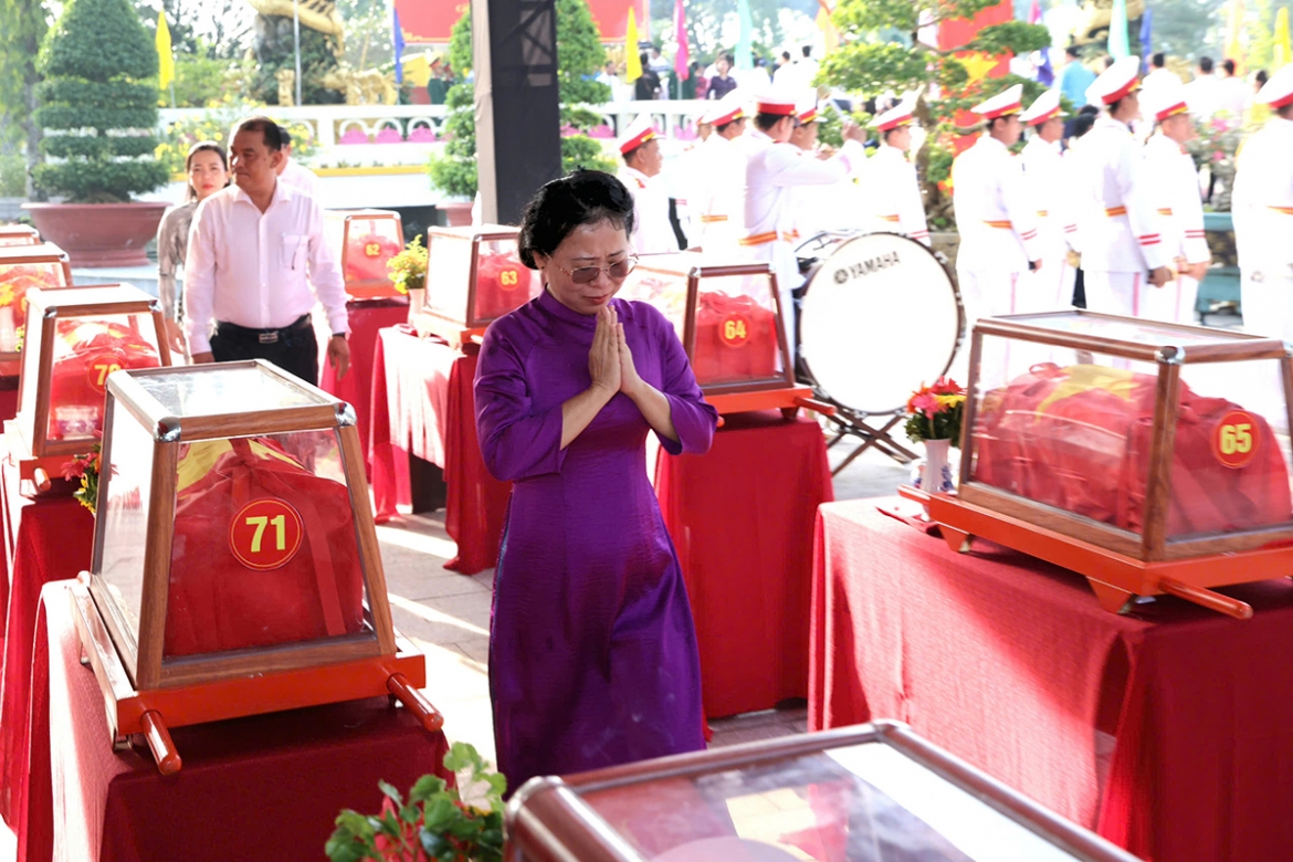 xuc dong le vieng, truy dieu va an tang 120 hai cot liet si tai can tho hinh anh 3