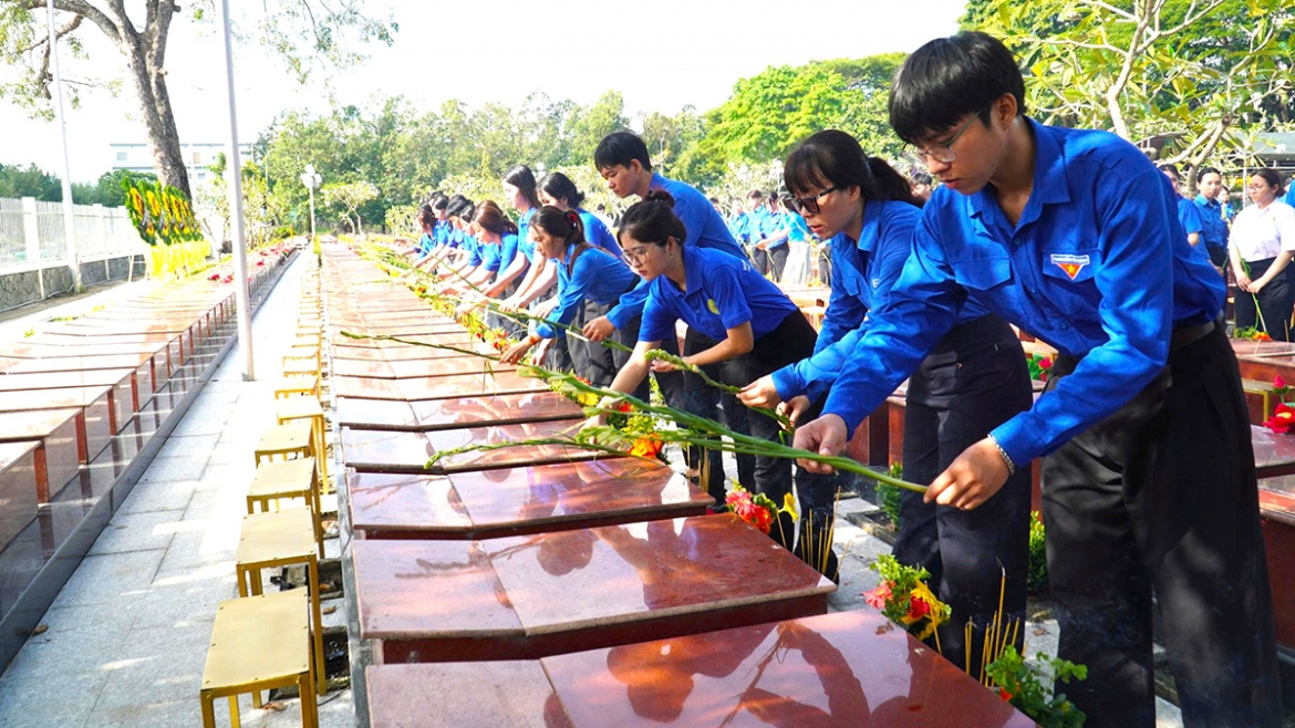 xuc dong le vieng, truy dieu va an tang 120 hai cot liet si tai can tho hinh anh 7