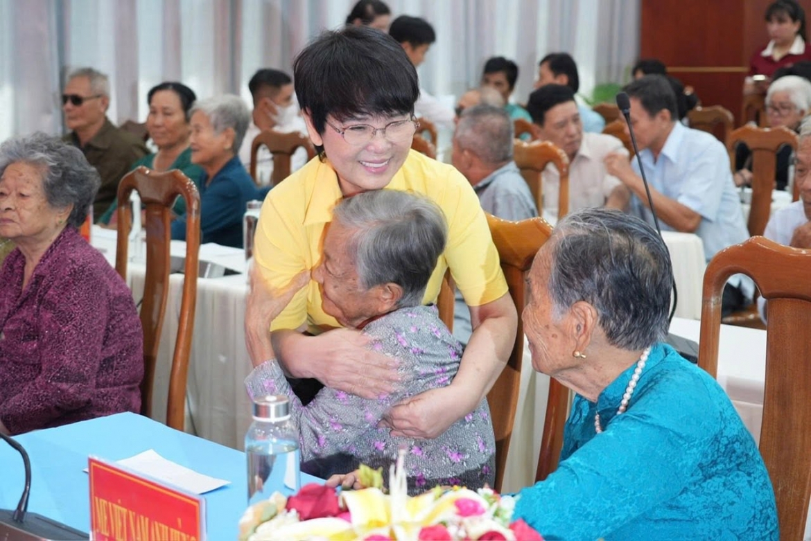 nha sang lap quy tu thien 46.000 ty dong, giup do 10 trieu nguoi noi gi ve hanh thien hinh anh 4