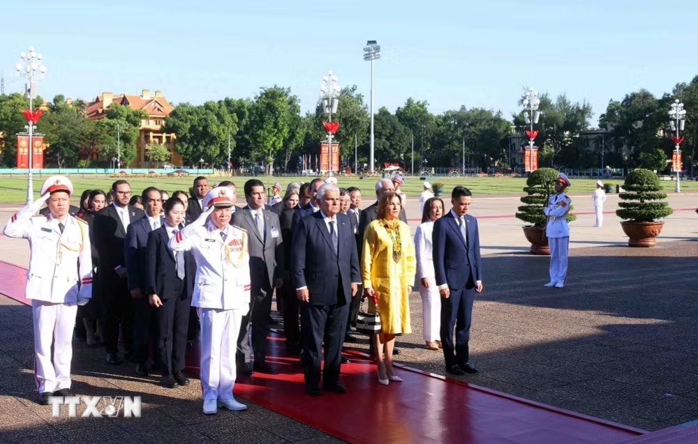 tong thong panama va phu nhan vao lang vieng chu tich ho chi minh hinh anh 3