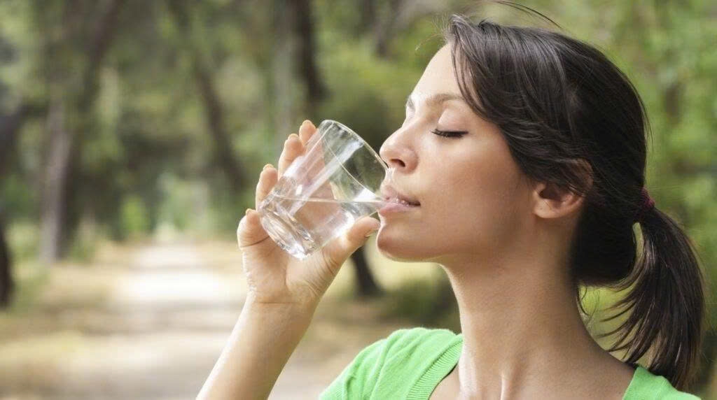 Uống nước đúng cách có thể giúp giảm cân như thế nào?