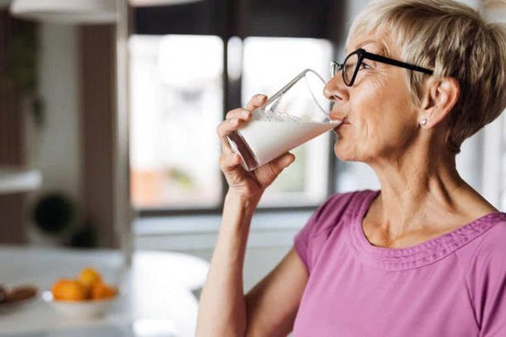 Một ly sữa buổi tối mang lại gì cho sức khỏe người lớn tuổi?