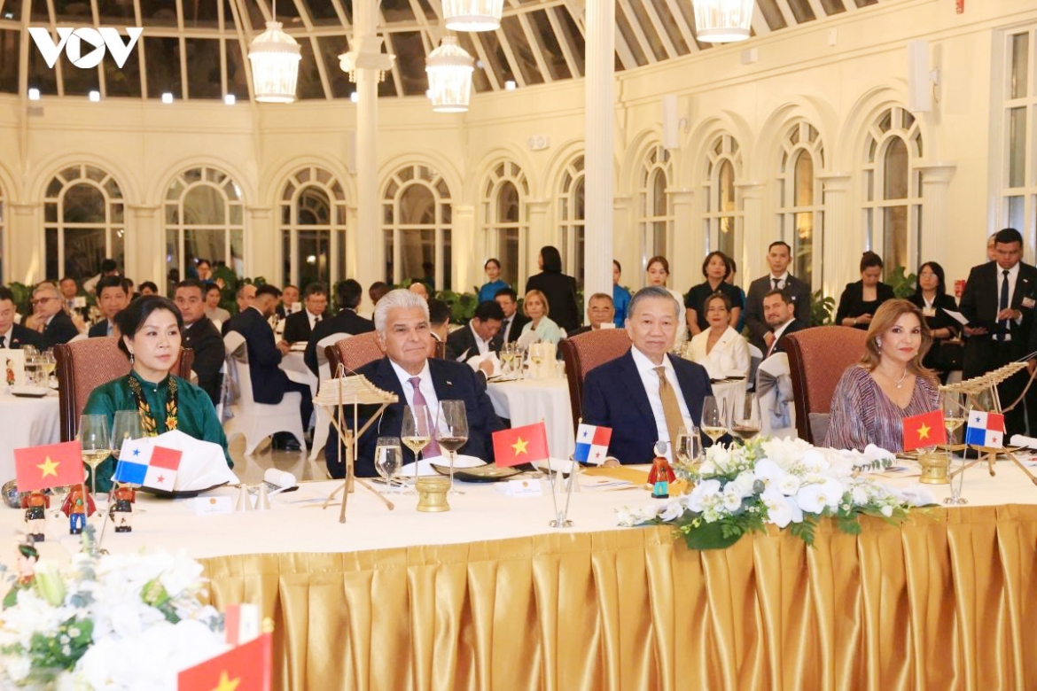 top leader to lam hosts welcome banquet for panamanian president picture 1