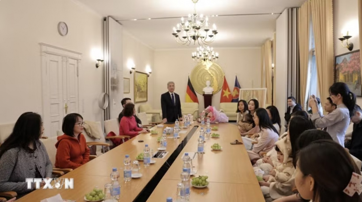 vietnamese women in germany dedicated to community, cultural identity picture 1