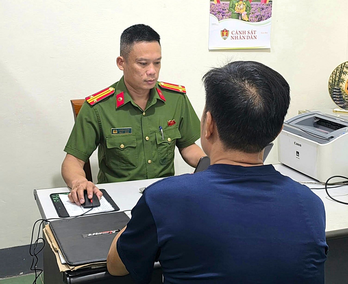 phat 1,5 trieu dong nguoi dan ong o nghe an vut rac ra long duong hinh anh 1