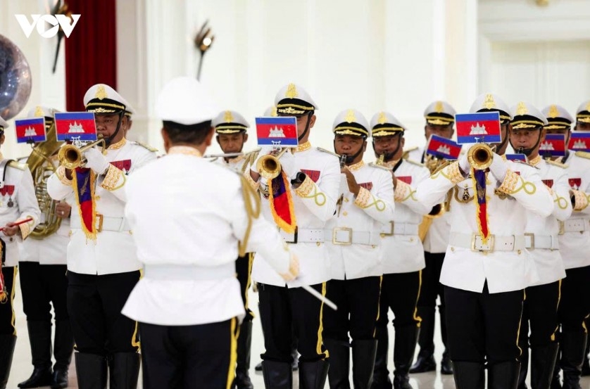 grand welcome ceremony for pm le minh hung in phnom penh picture 3