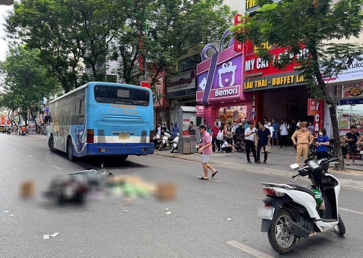 co gai nga ra duong sau va cham, bi xe buyt can tu vong o ha noi hinh anh 1
