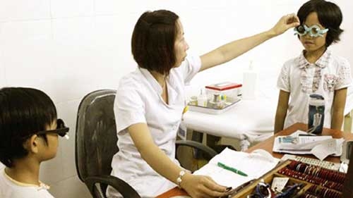 Poor eyesight affecting gifted, urban Vietnamese students