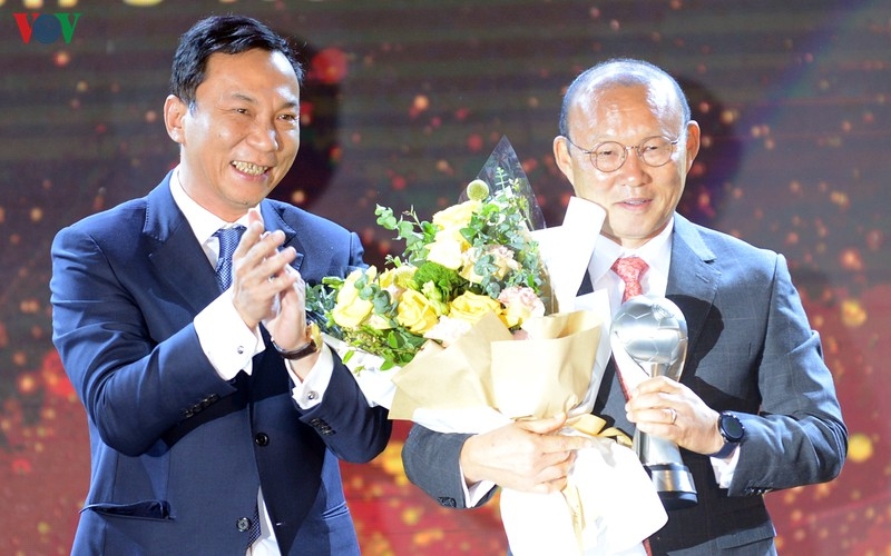 Park Hang-seo and Quang Hai receive prizes at AFF Awards 2019