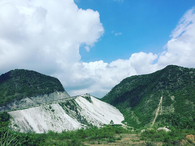 Exploring White Stone Mountain Pass in Hoa Binh