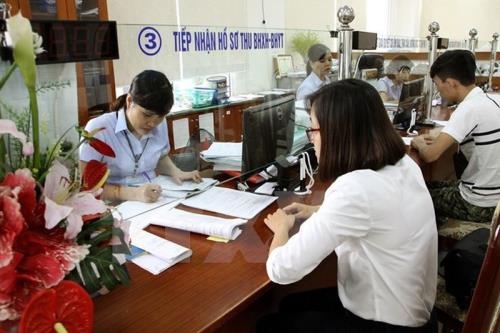 Thousands of civil servants and public employees fail to complete tasks