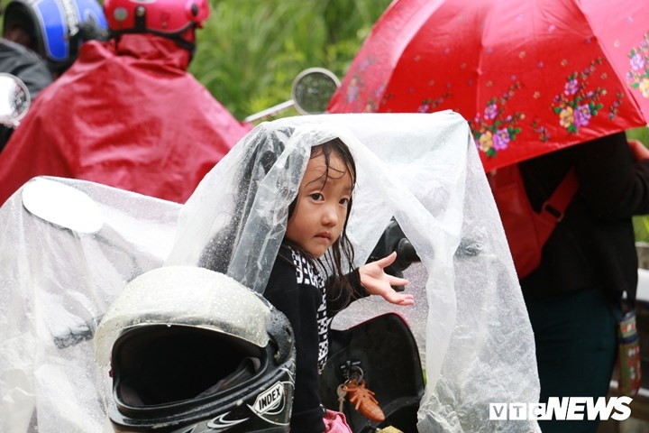 People stranded in heavy rain as huge landslides hit Lai Chau