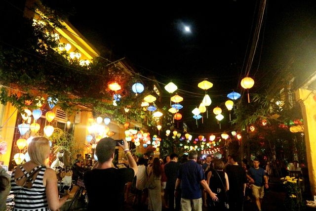 Hoi An enjoys boost as visitors flock to celebrate Int’l Day of Happiness