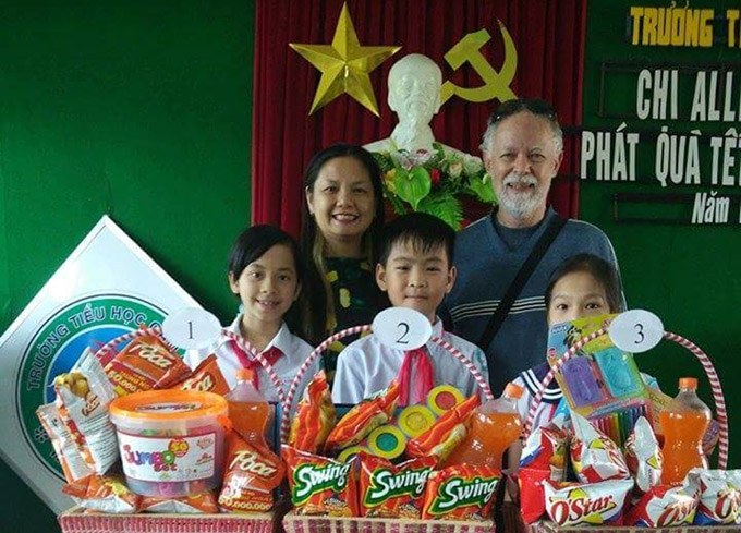 Australian veteran, wife send poor children in Hoi An to school