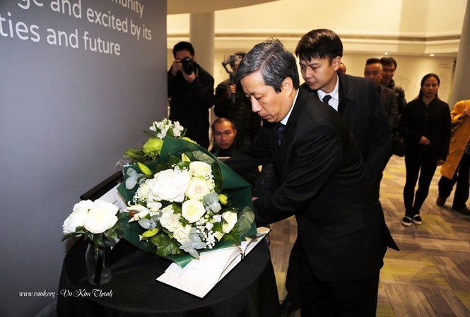 Vietnamese Ambassador lays flowers in Essex to commemorate 39 victims