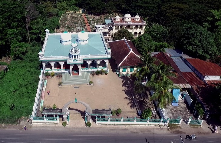 Cham ethnic villages shine with impressive cultural characteristics
