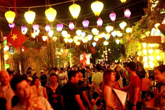 Nguyen Tieu festival sees Hoai river shine in ancient town of Hoi An