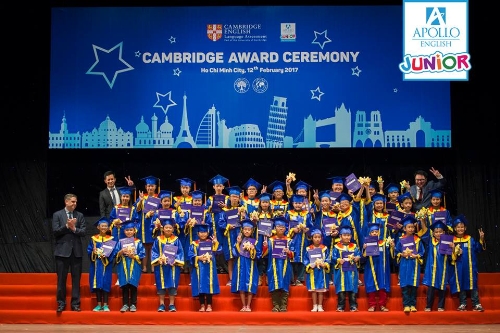 Apollo awards Cambridge certificates to Vietnamese students