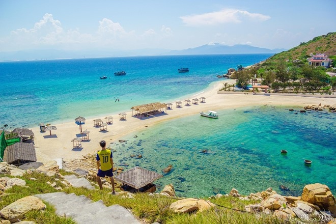 Unique hot and cold water beach in Nha Trang Bay