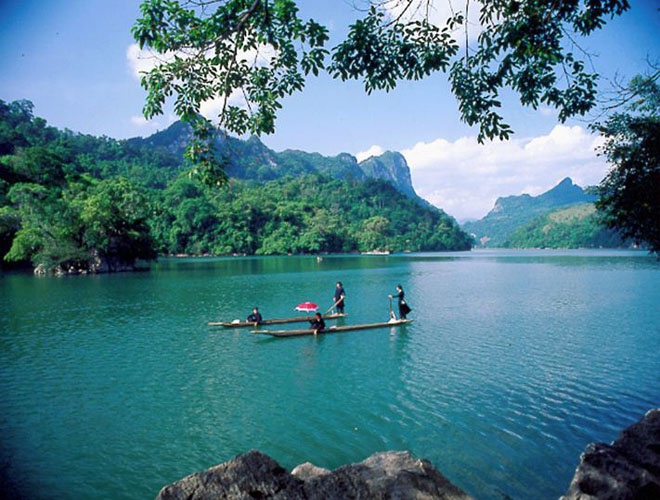 Discovering stunning beauty of lakes along Vietnam