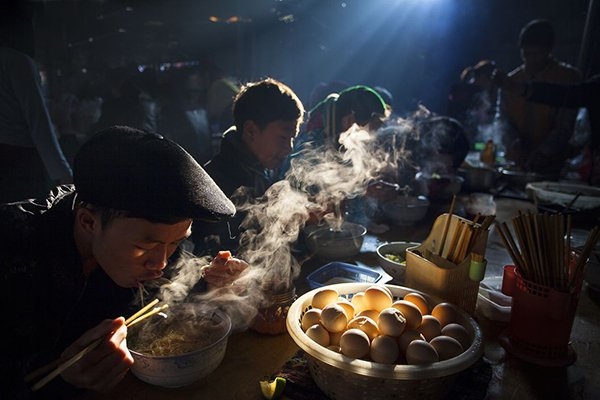 Vietnamese photographers win Smithsonian contest