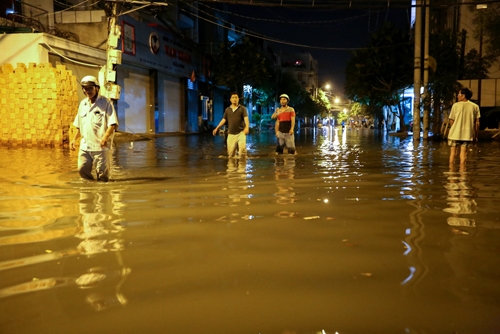 Sluice cover blown out, high tides causing big flood in HCM City