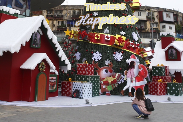 Seasonal Christmas atmosphere descends onto Hanoi’s streets