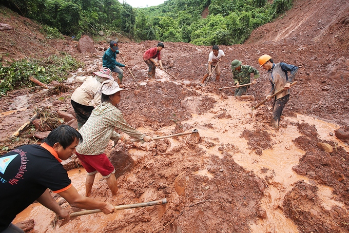 Massive landslides bury residents and houses in Lai Chau