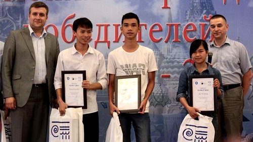 Vietnamese students win physics prizes