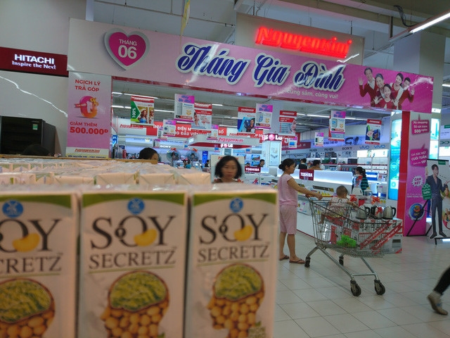 Supermarkets stock more imports as retail war heats up