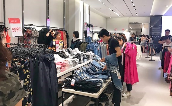 Fever of foreign fashion in HCMC outlets